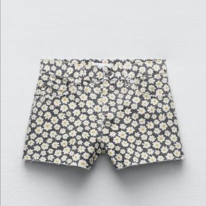 ZARA STRAIGHT SHORTS WITH DAISY PRINT (US 6)